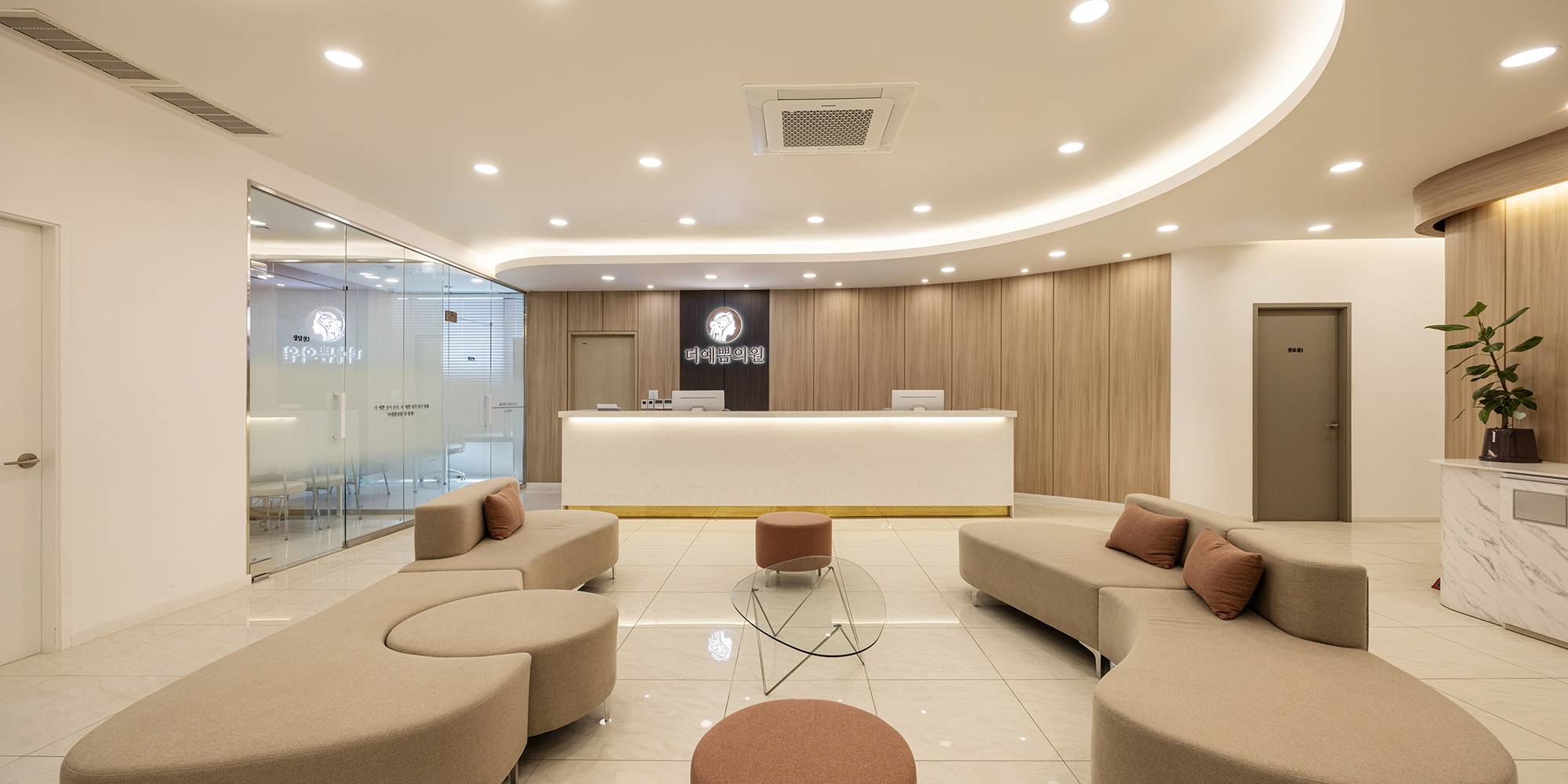 [피부과] 아름다운 곡선으로 완성된 피부과의원 인테리어